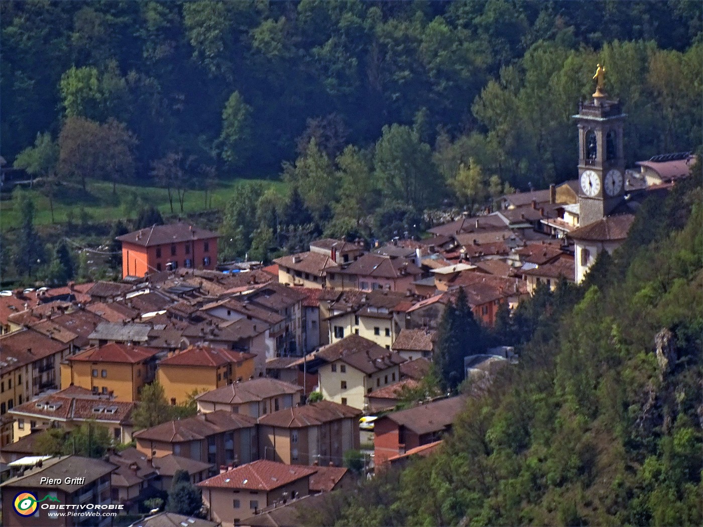 38 Zoom sul centro di Zogno con la chiesa di San Lorenzo.JPG -                                